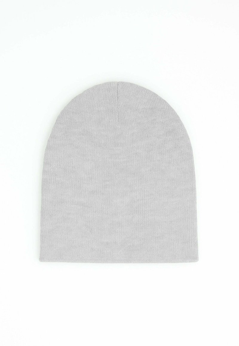 Cappello beanie grigio lavorato a maglia con una texture morbida, cima arrotondata e senza loghi o decorazioni visibili, adatto per un abbigliamento casual.