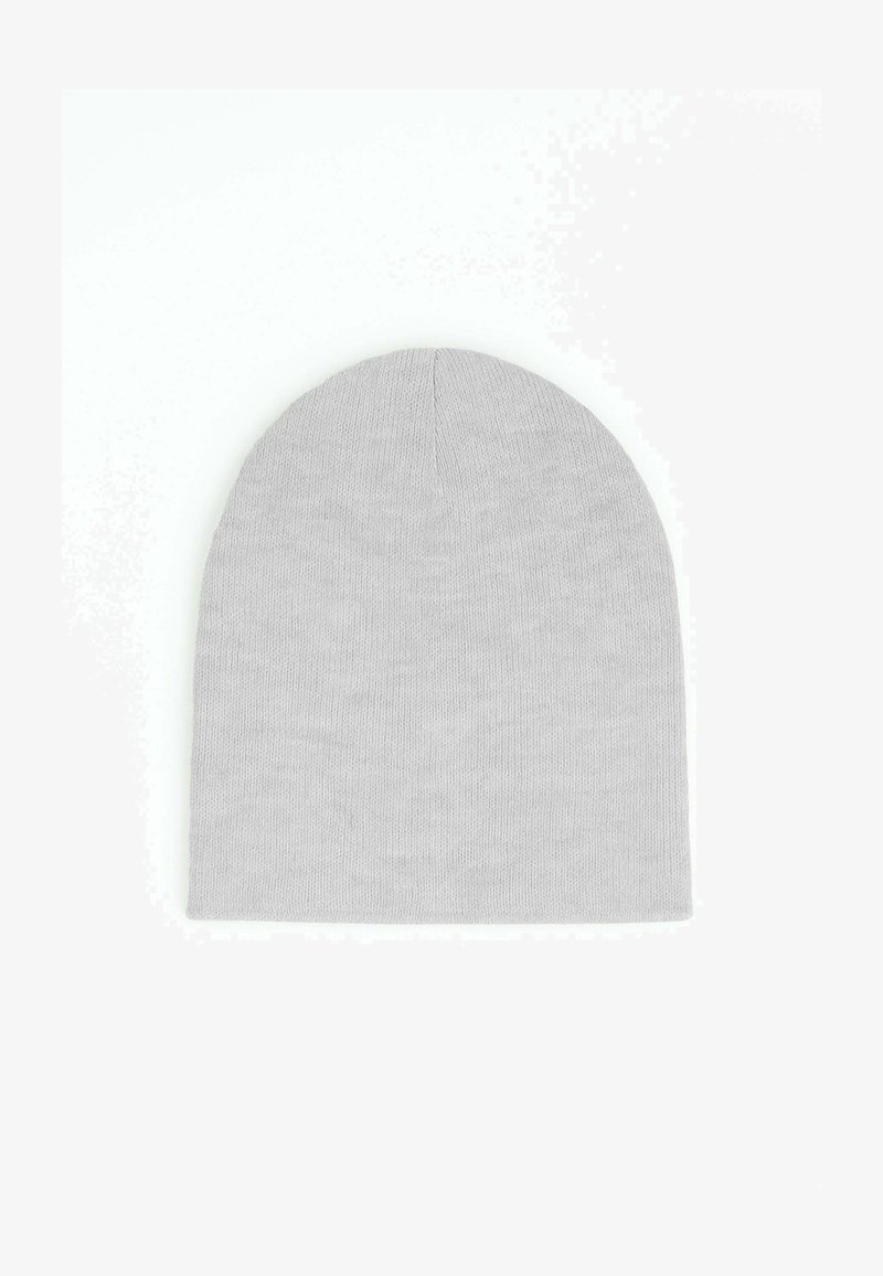 Cappello beanie grigio lavorato a maglia con una texture morbida, cima arrotondata e senza loghi o decorazioni visibili, adatto per un abbigliamento casual.