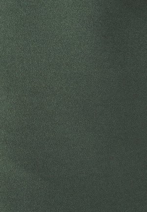 Tumši zaļš audums ar gludu tekstūru, kuram ir vienmērīga virsma bez redzamām rakstu vai akcentu.