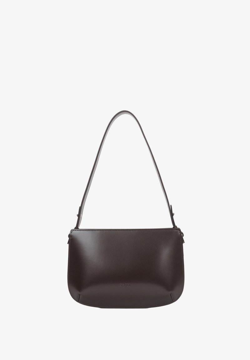 Sac à bandoulière en cuir lisse marron foncé avec une bride fine et une forme rectangulaire arrondie, sans poches visibles ni ornements.