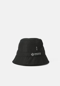 Fekete napernyő sapka Windstopper anyagból, széles karimával, sima textúrával és márkás logóval az elején.