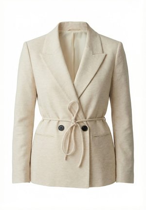 Blazer beige pour femme avec revers crantés, deux boutons noirs, poches latérales et ceinture assortie en tissu nouée à la taille.