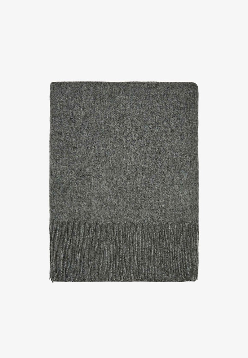 Coperta in lana grigia con una texture morbida, caratterizzata da un bordo frangiato lungo uno dei lati e un colore uniforme e solido su tutta la superficie.