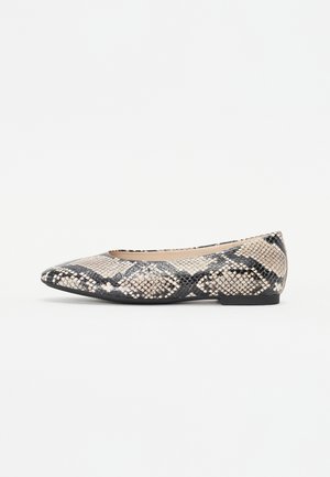 Puntige ballerina's in een slangenprintpatroon, met tinten beige, zwart en bruin, met een gestructureerd oppervlak en een platte hak.