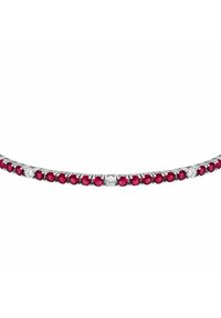 Bracciale con rubini e diamanti con pietre rotonde alternate su una fascia in argento. Texture liscia con un design elegante e curvo.