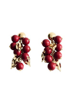 Boucles d'oreilles ton or avec des grappes de perles rondes rouges et de petites feuilles dorées, conçues pour ressembler à des grappes de baies.
