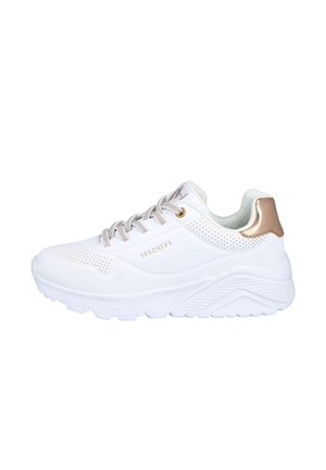 Zapatilla deportiva blanca con parte superior texturizada, perforaciones y detalles en dorado en el talón y los ojales. Cuenta con una suela gruesa y acolchada.