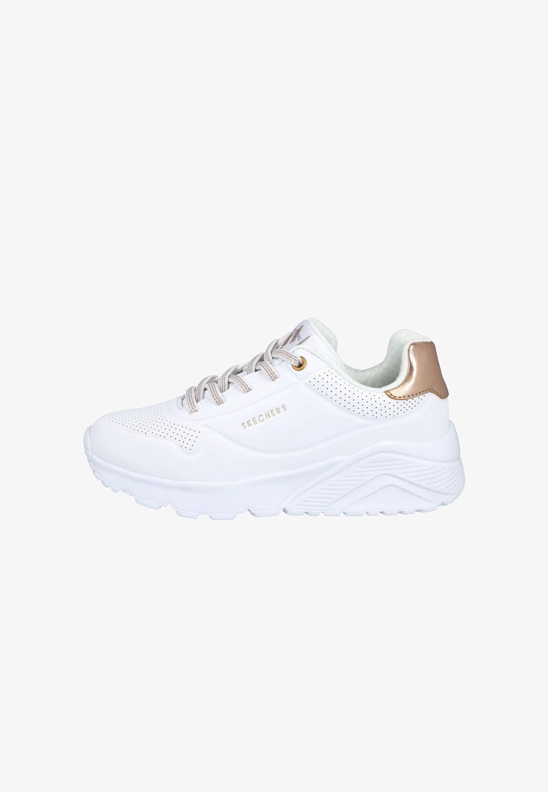 Zapatilla deportiva blanca con parte superior texturizada, perforaciones y detalles en dorado en el talón y los ojales. Cuenta con una suela gruesa y acolchada.