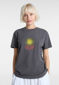 Šedé bavlněné tričko s žlutým slunečním motivem s usmívající se tváří a slovem "VANS" v červené barvě níže. Klasický design s kulatým výstřihem.