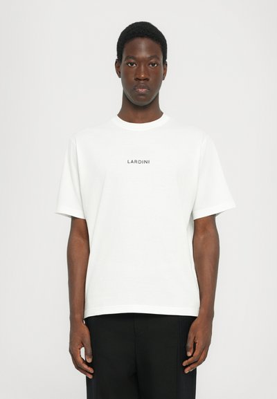 Weißes Baumwoll-T-Shirt mit lockerer Passform, kurzen Ärmeln und Rundhalsausschnitt. Zentriert steht in schwarzer Schrift "LARDINI."