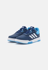 Baskets de sport bleu marine avec des rayures blanches, dessus texturé et accents bleu clair. Équipées d'une semelle en caoutchouc blanche et d'un design à lacets.