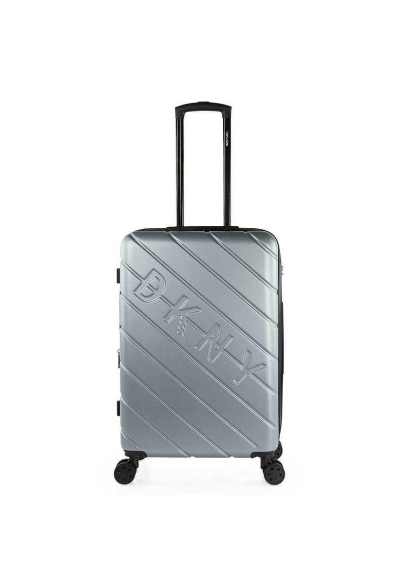 Maleta dura plateada con surcos diagonales, que presenta un logo en relieve, un mango retráctil y cuatro ruedas negras para facilitar el movimiento.