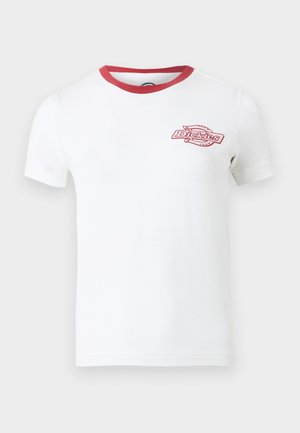 Baltas trumpomis rankovėmis marškinėlis su raudonu apvaliu kaklu ir maža raudona Dickies logotipu kairiajame krūtinės pusėje.