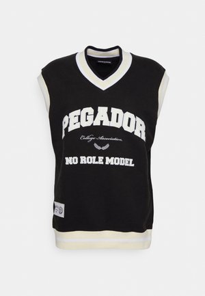 Gilet sans manches noir avec bordure blanche et texte blanc "PEGADOR College Association NO ROLE MODEL" sur le devant.