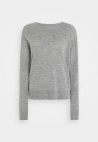 Pull gris en matériau doux, avec un col rond, des manches longues, des poignets côtelés et un petit logo sur la poitrine.