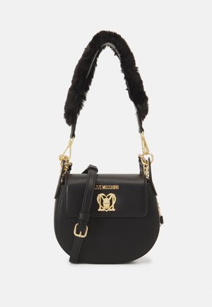 Czarna skórzana torebka w kształcie półksiężyca z regulowanym paskiem, złotymi okuciami, logo Love Moschino oraz krótkim czarnym uchwytem z sztucznego futra.