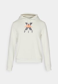 Hvid hættetrøje med snore, med et "X FIT" logo og to siddende figurer i orange på brystet.