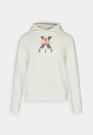 Sweatshirt branco com capuz e cordões, apresentando um logótipo "X FIT" com duas figuras sentadas laranja no peito.