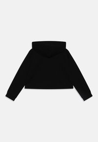 Felpa cropped nera con cappuccio, maniche lunghe e polsini elastici. Realizzata in tessuto morbido con una texture liscia e senza motivi visibili.