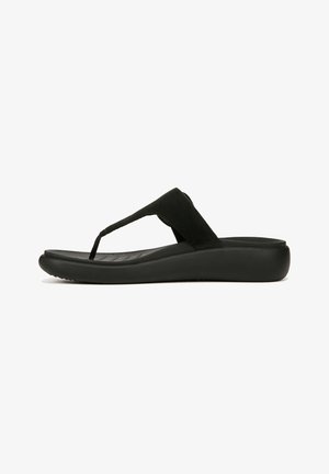 Sandale noire à talon compensé avec semelle rembourrée et large bride en tissu sur le coup de pied sur fond blanc.