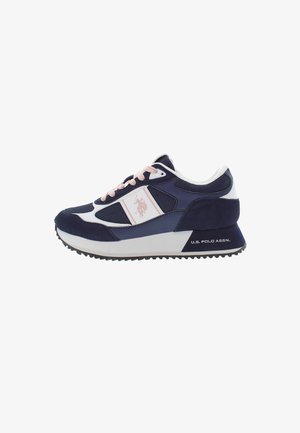 Marineblaue Sportsneaker mit rosa Schnürsenkeln, weißen Akzenten und einem strukturierten Obermaterial aus Wildleder und Mesh. Hervorstechendes Logo an der Seite.