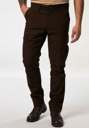 Pantalones cargo marrones de corte recto, con bolsillos laterales, cierre de botón y una textura de tela lisa y duradera.
