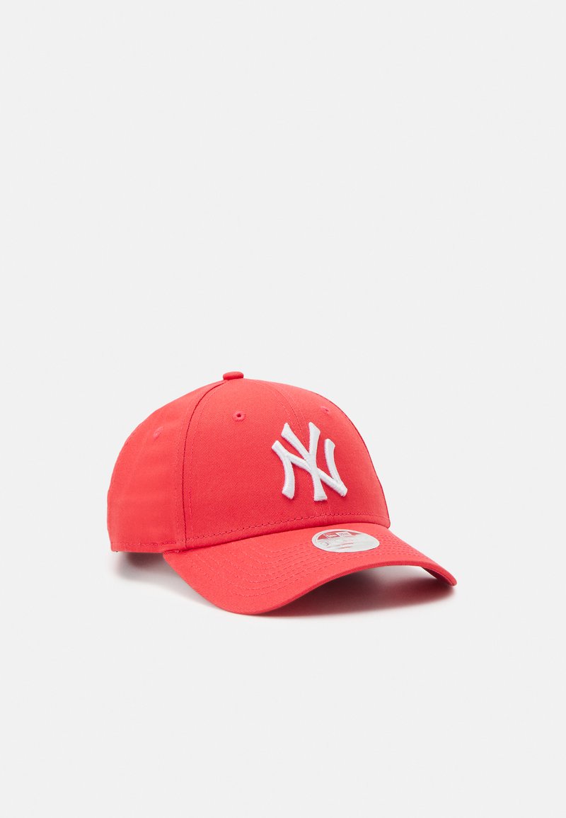 Cappellino da baseball rosso in cotone con visiera curva, dotato di un logo ricamato bianco sulla parte anteriore e di una chiusura snapback in plastica sul retro.