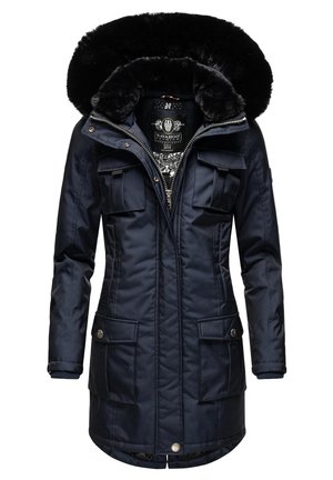 Long manteau d'hiver bleu marine avec grande capuche bordée de fourrure noire, fermeture éclair à l'avant et plusieurs poches à rabat sur la poitrine et les hanches.