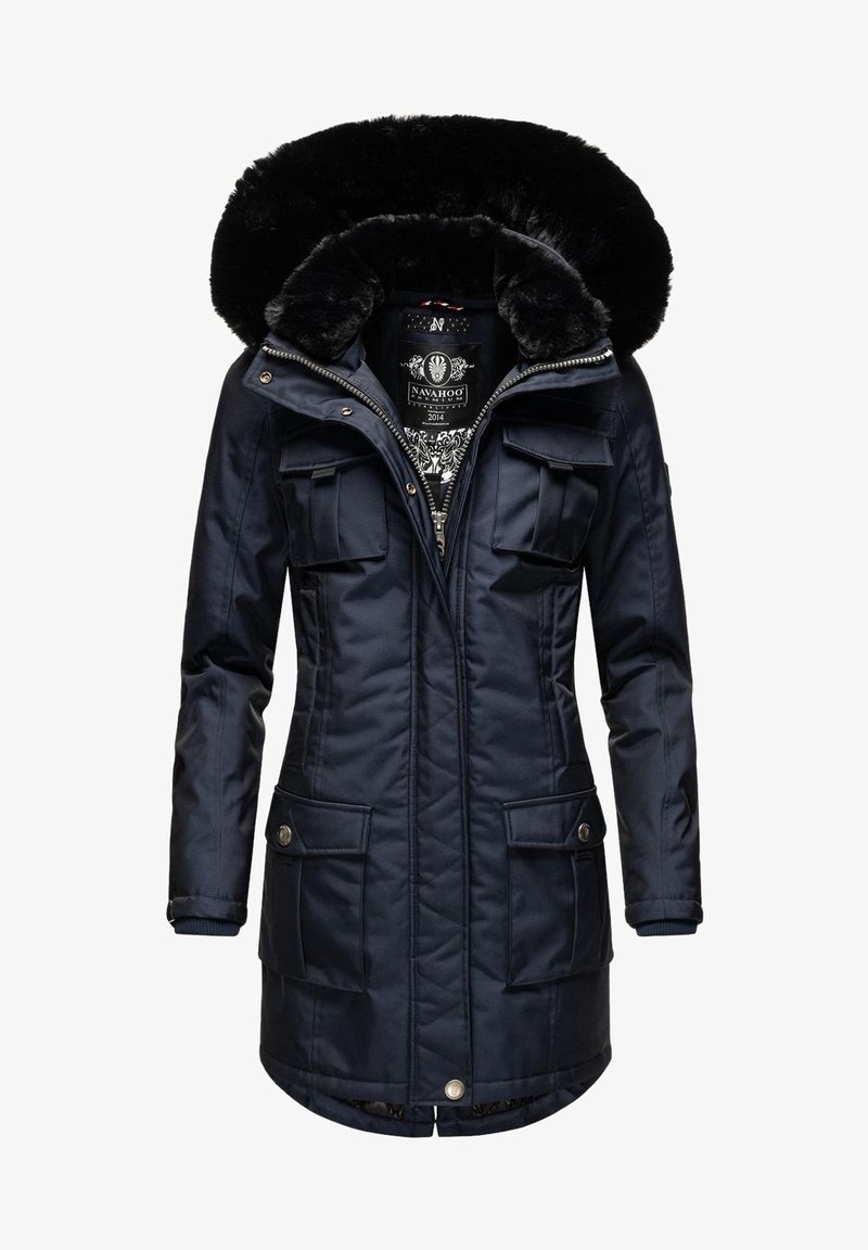 Long manteau d'hiver bleu marine avec grande capuche bordée de fourrure noire, fermeture éclair à l'avant et plusieurs poches à rabat sur la poitrine et les hanches.