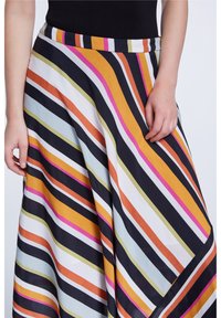 Falda de rayas con líneas verticales en colores negro, naranja, rosa y azul claro, con una textura suave y una cintura ajustada.