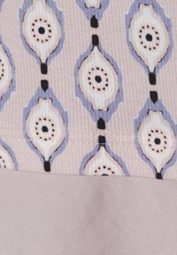 Wiederholendes geometrisches Muster mit ovalen Formen in Weiß, Schwarz und Helllila auf geripptem hellrosa Stoff mit einfarbigem hellrosa Stoff darunter.