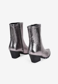 Bosanova CON TACHAS - Botines - plomo