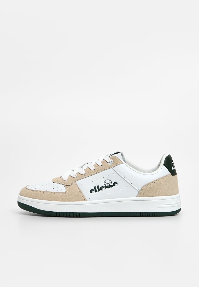 Sneaker bianca con accenti in suede beige chiaro, punta perforata e tallone verde. Presenta lacci piatti e un logo in rilievo sul lato.
