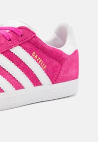 adidas Originals GAZELLE UNISEX - Tenisice - semi lucid fuchsia/footwear white/gold metallic
