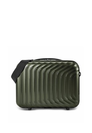 Valigetta rettangolare rigida verde oliva con scanalature diagonali e tracolla nera su sfondo bianco.