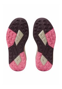 Suole di scarpe sportive con un design texture in viola scuro, rosa chiaro e accenti beige, caratterizzate da motivi di grip triangolari e dettagli di marca.