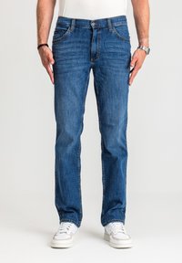 Męskie niebieskie dżinsy z prostą nogawką, posiadające pięć kieszeni, zapięcie na guzik oraz subtelny efekt przetarć.