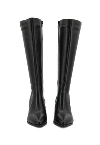 Stivali in pelle nera sopra il ginocchio con punta affusolata, texture liscia e cerniera laterale per la chiusura. Presentano una silhouette aderente.