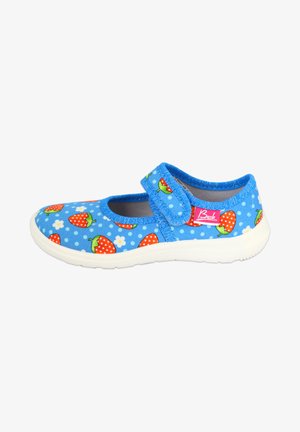 Blauwe canvas schoen met aardbei- en bloemenpatroon, witte stippen, verstelbare klittenbandsluiting en een witte rubberen zool.
