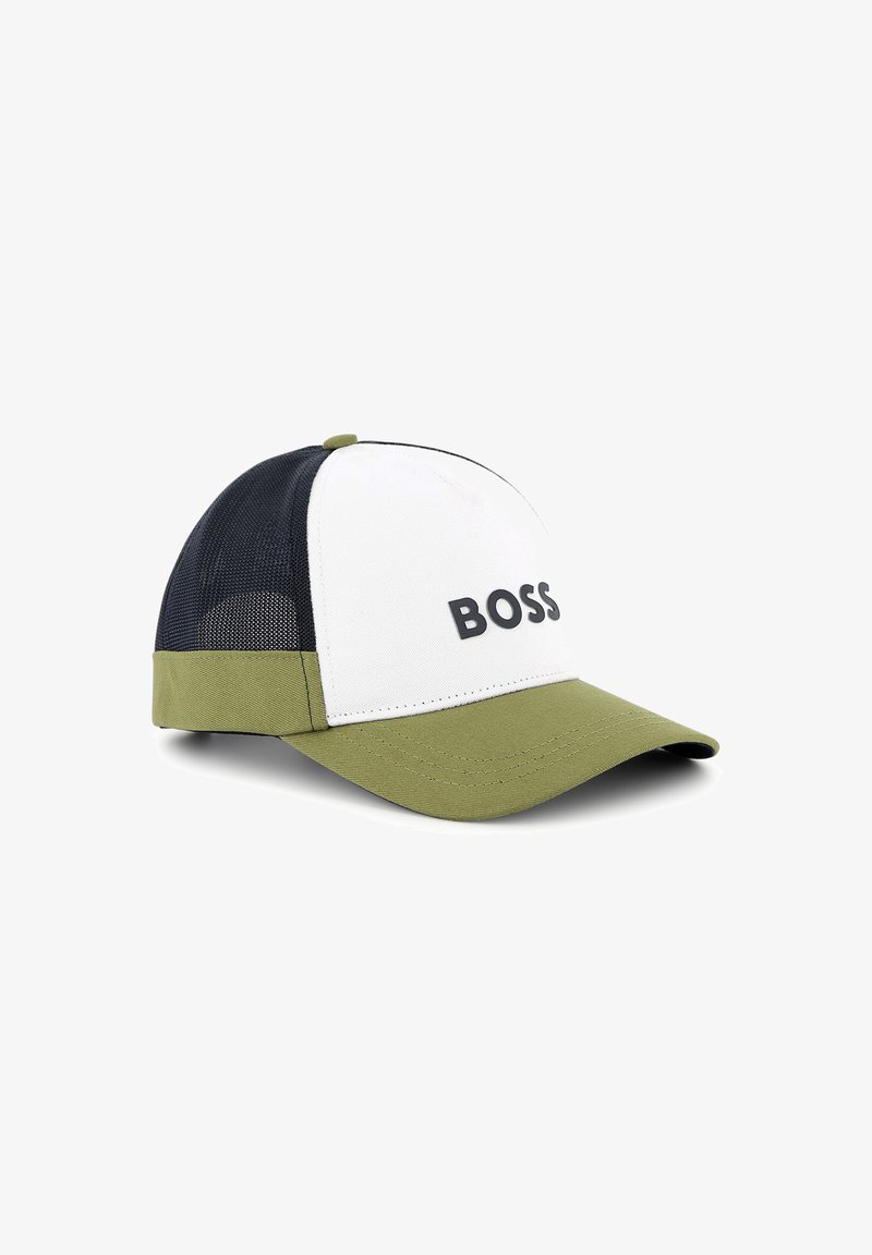 Casquette de baseball avec un devant blanc, une visière olive et des côtés en mesh noirs. Présente le logo 'BOSS' en lettres noires en gras sur le devant.