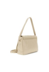 Beige lædertaske med en enkelt skulderrem, quiltet design og en flad klaplukning med en subtil glans og syninger.