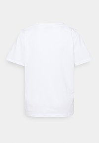 Weißes Baumwoll-T-Shirt mit Rundhalsausschnitt und kurzen Ärmeln, glatte Textur, schlichtes Design ohne sichtbare Grafiken oder Akzente.