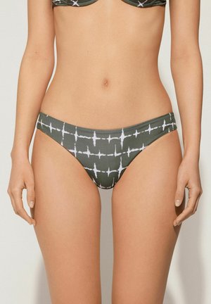 Bikini dolna część w oliwkowym zielonym materiale z białą kratą, niski krój, gładka tekstura i kontrastujący pas. 