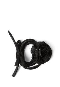 Accessorio in tessuto nero a forma di rosa con un nastro legato. Presenta piccoli accenti lucidi sui petali, creando un aspetto texturizzato.