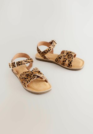 Sandale s leopard uzorkom i antilop završetkom, s uzdužnim remenčićima, podesivim remenom za gležanj s kopčom te ravnim gumenim potplatom.