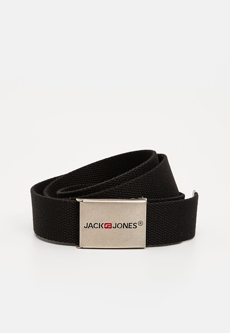Ceinture en tissu tissé noir avec une boucle rectangulaire en métal arborant le logo "JACK & JONES" avec des accents rouges et argentés.