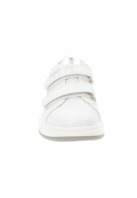 Scarpa atletica bianca con due fasce regolabili in Velcro, tomaia in sintetico liscio, punta arrotondata e design minimalista. Suola di colore chiaro.