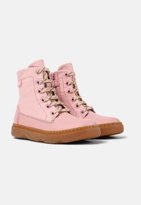 Stivali alla caviglia in pelle rosa con lacci multicolori, colletto imbottito e suola di gomma beige. Presentano una cerniera laterale per indossarli facilmente.