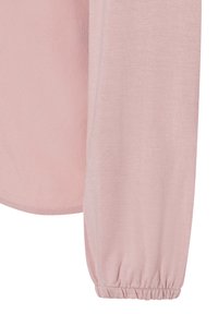 Helles rosa Langarmoberteil mit weicher Textur, das geraffte Bündchen und einen abgerundeten Saum aufweist, aus leichtem Stoff gefertigt.