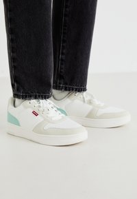 Levi's® DRIVE - Baskets basses - regular white